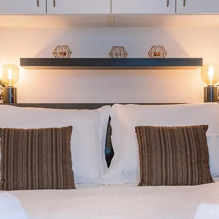Perfectly Appointed In The Center Of Near The Beach *